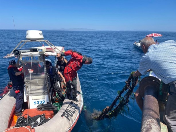 Foto - Dalgıçlar denizde hayalet ağ topladı, öğrenciler kıyıyı temizledi
