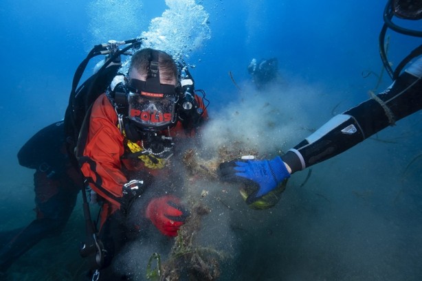 Foto - Dalgıçlar denizde hayalet ağ topladı, öğrenciler kıyıyı temizledi