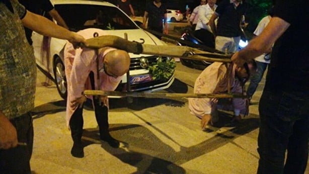 Foto - Damada görülmemiş eziyet! Boyunduruk takıp araç çektirdiler