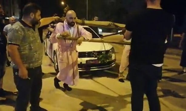 Damada görülmemiş eziyet! Boyunduruk takıp araç çektirdiler
