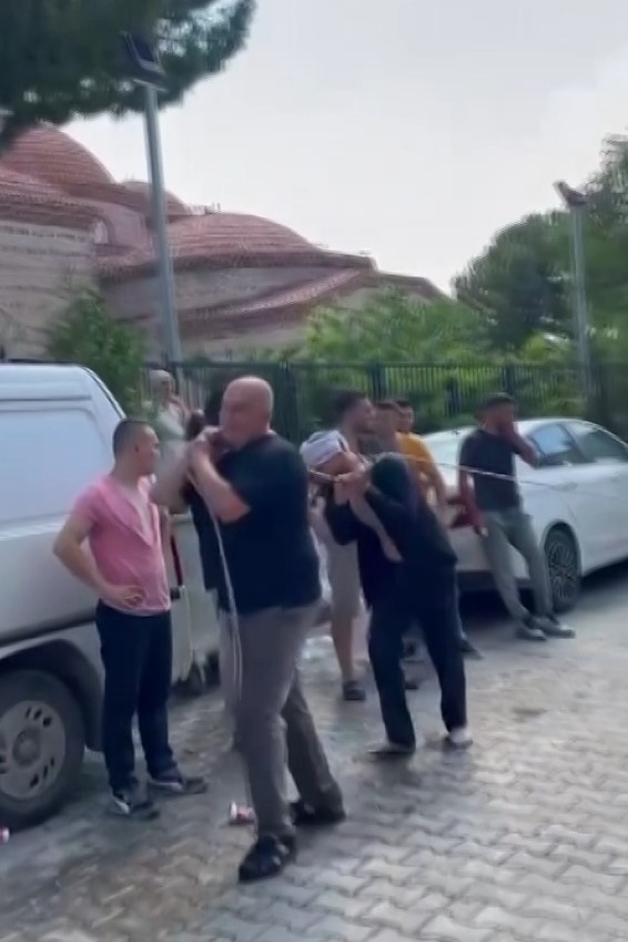 Foto - Damadı forklifte astılar, bahçe hortumuyla yıkadılar