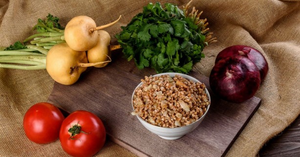 Foto - Damar ve kalp dostu kuersetin içeren yiyecekler