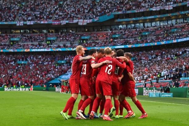 Foto - Damsgaard'dan İngiltere'ye harika frikik golü