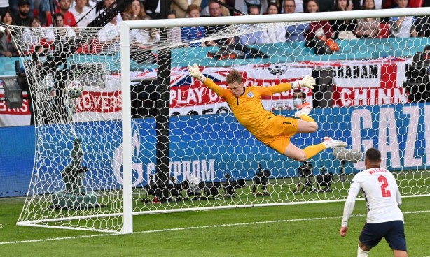 Foto - Damsgaard'dan İngiltere'ye harika frikik golü