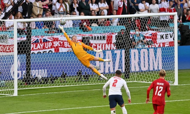 Foto - Damsgaard'dan İngiltere'ye harika frikik golü