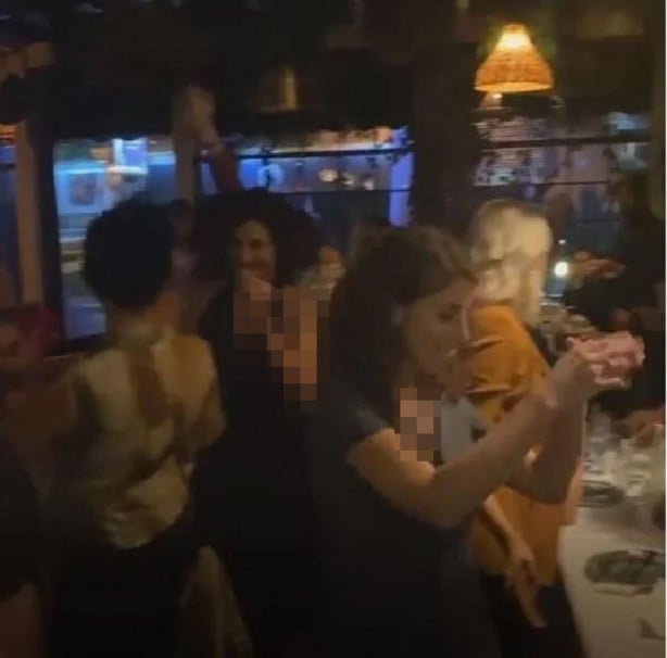 Foto - Dansözlü korona eğlencesi yaptılar! Sosyal medyada paylaştılar