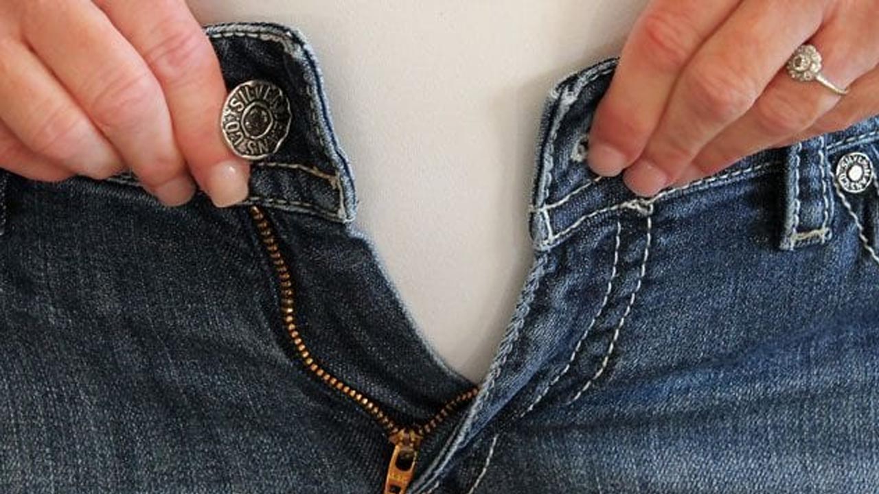 Foto - Dar gelen kot pantolonları atmayın! Sadece 1 kaşık kullanarak 1 beden büyütebilirsiniz