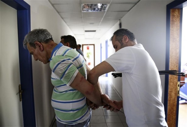 Foto - Darbe girişimcisi hain Akın Öztürk gözaltına alındı