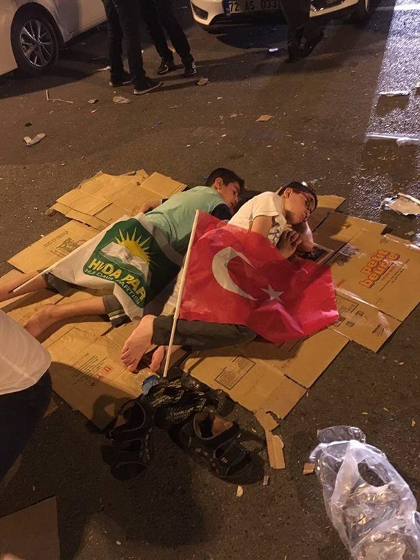 Foto - Darbe girişimi sosyal medyaya böyle yansıdı!