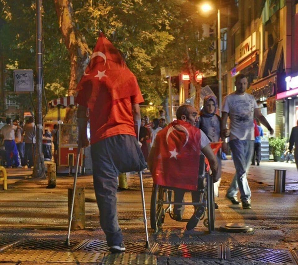 Foto - Darbe girişimi sosyal medyaya böyle yansıdı!