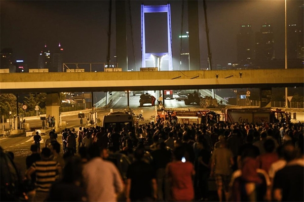 Darbe girişimi tam 22 saatte püskürtüldü