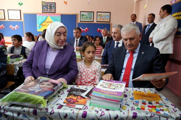 Foto - Darbe girişimini anlatan broşürler öğrencilere dağıtıldı 