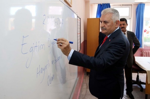 Foto - Darbe girişimini anlatan broşürler öğrencilere dağıtıldı 