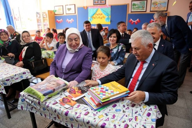Foto - Darbe girişimini anlatan broşürler öğrencilere dağıtıldı 