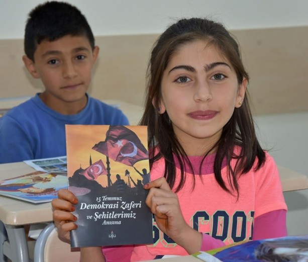 Foto - Darbe girişimini anlatan broşürler öğrencilere dağıtıldı 