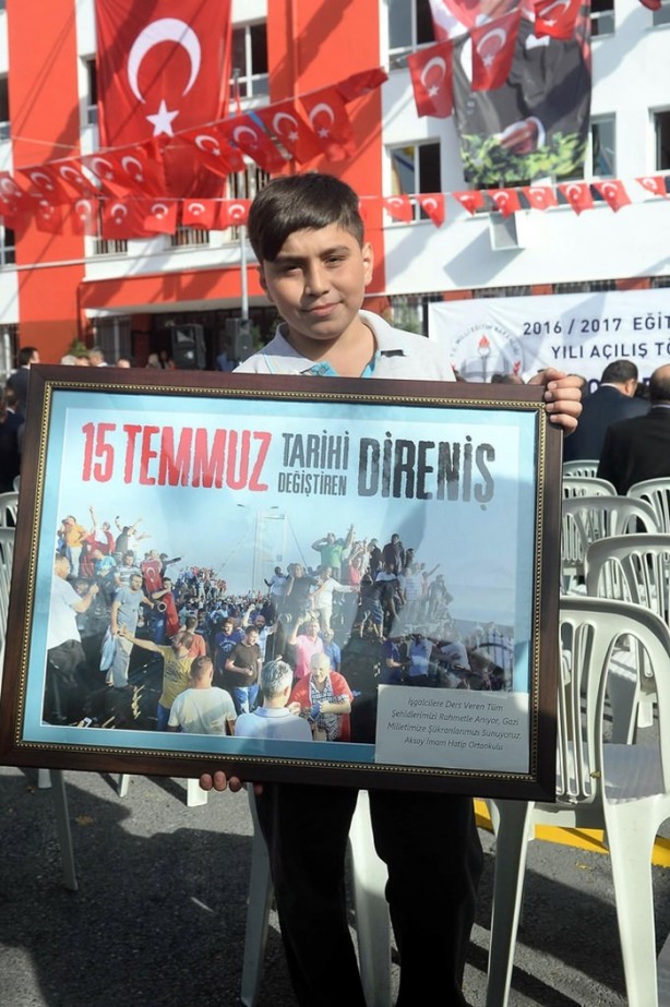Foto - Darbe girişimini anlatan broşürler öğrencilere dağıtıldı 