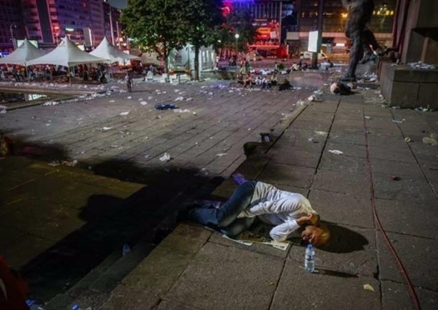 Foto - Darbe nöbeti sabaha dek sürdü!