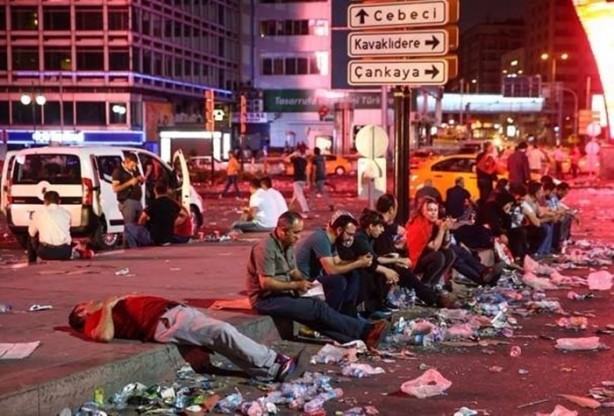 Foto - Darbe nöbeti sabaha dek sürdü!