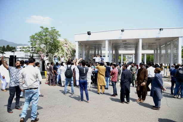 Darbe söylentilerinin olduğu Pakistan'da asker sokakta!