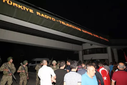 Foto - Darbe yapmayı aklının ucundan geçirenler sonuçlara iyi baksın! Karşınızda 'Darbe olsa yine çıkar mısın?' anketi