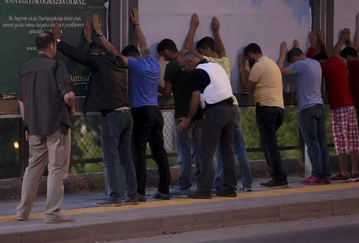 Foto - Darbe yapmayı aklının ucundan geçirenler sonuçlara iyi baksın! Karşınızda 'Darbe olsa yine çıkar mısın?' anketi