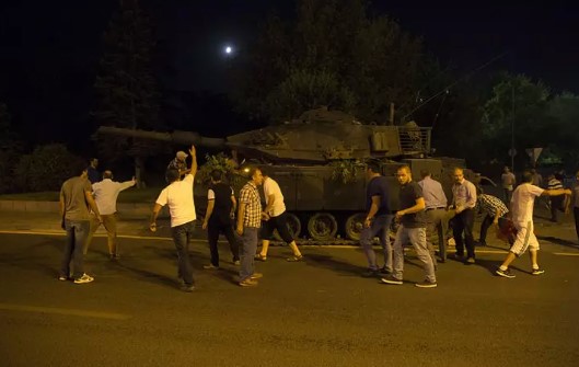 Foto - Darbe yapmayı aklının ucundan geçirenler sonuçlara iyi baksın! Karşınızda 'Darbe olsa yine çıkar mısın?' anketi