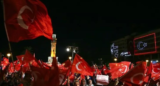 Foto - Darbe yapmayı aklının ucundan geçirenler sonuçlara iyi baksın! Karşınızda 'Darbe olsa yine çıkar mısın?' anketi