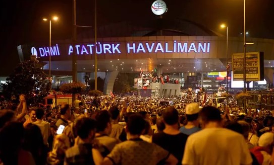 Foto - Darbe yapmayı aklının ucundan geçirenler sonuçlara iyi baksın! Karşınızda 'Darbe olsa yine çıkar mısın?' anketi