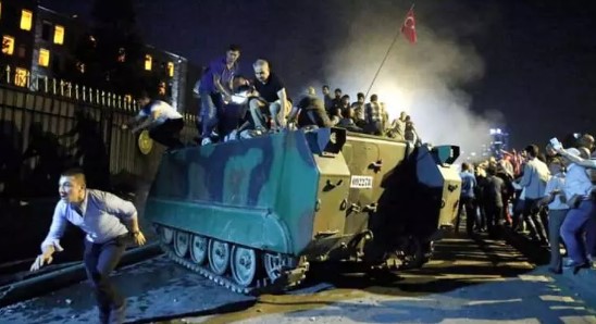 Foto - Darbe yapmayı aklının ucundan geçirenler sonuçlara iyi baksın! Karşınızda 'Darbe olsa yine çıkar mısın?' anketi
