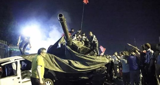 Foto - Darbe yapmayı aklının ucundan geçirenler sonuçlara iyi baksın! Karşınızda 'Darbe olsa yine çıkar mısın?' anketi