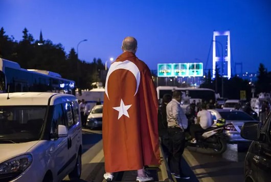 Foto - Darbe yapmayı aklının ucundan geçirenler sonuçlara iyi baksın! Karşınızda 'Darbe olsa yine çıkar mısın?' anketi