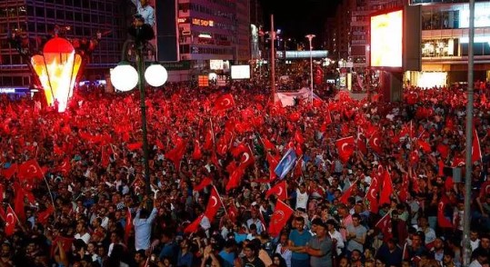 Foto - Darbe yapmayı aklının ucundan geçirenler sonuçlara iyi baksın! Karşınızda 'Darbe olsa yine çıkar mısın?' anketi