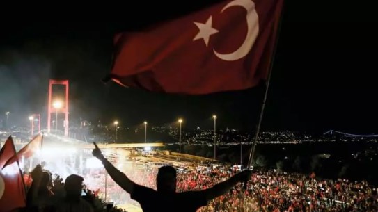 Foto - Darbe yapmayı aklının ucundan geçirenler sonuçlara iyi baksın! Karşınızda 'Darbe olsa yine çıkar mısın?' anketi