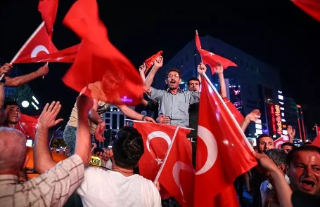 Darbe yapmayı aklının ucundan geçirenler sonuçlara iyi baksın! Karşınızda 'Darbe olsa yine çıkar mısın?' anketi