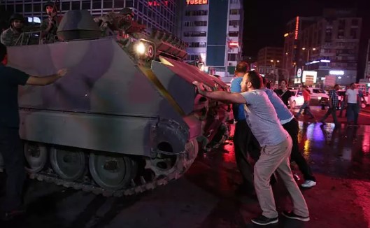 Foto - Darbe yapmayı aklının ucundan geçirenler sonuçlara iyi baksın! Karşınızda 'Darbe olsa yine çıkar mısın?' anketi