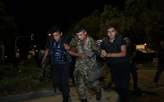 Foto - Darbe yapmayı aklının ucundan geçirenler sonuçlara iyi baksın! Karşınızda 'Darbe olsa yine çıkar mısın?' anketi