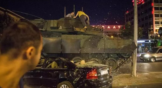 Foto - Darbe yapmayı aklının ucundan geçirenler sonuçlara iyi baksın! Karşınızda 'Darbe olsa yine çıkar mısın?' anketi