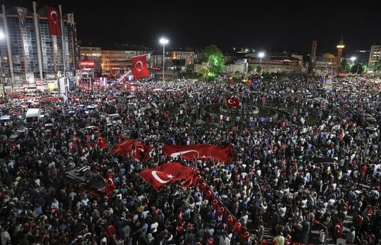 Foto - Darbe yapmayı aklının ucundan geçirenler sonuçlara iyi baksın! Karşınızda 'Darbe olsa yine çıkar mısın?' anketi