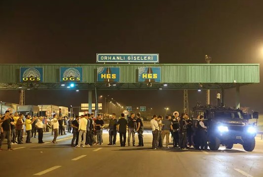 Foto - Darbe yapmayı aklının ucundan geçirenler sonuçlara iyi baksın! Karşınızda 'Darbe olsa yine çıkar mısın?' anketi