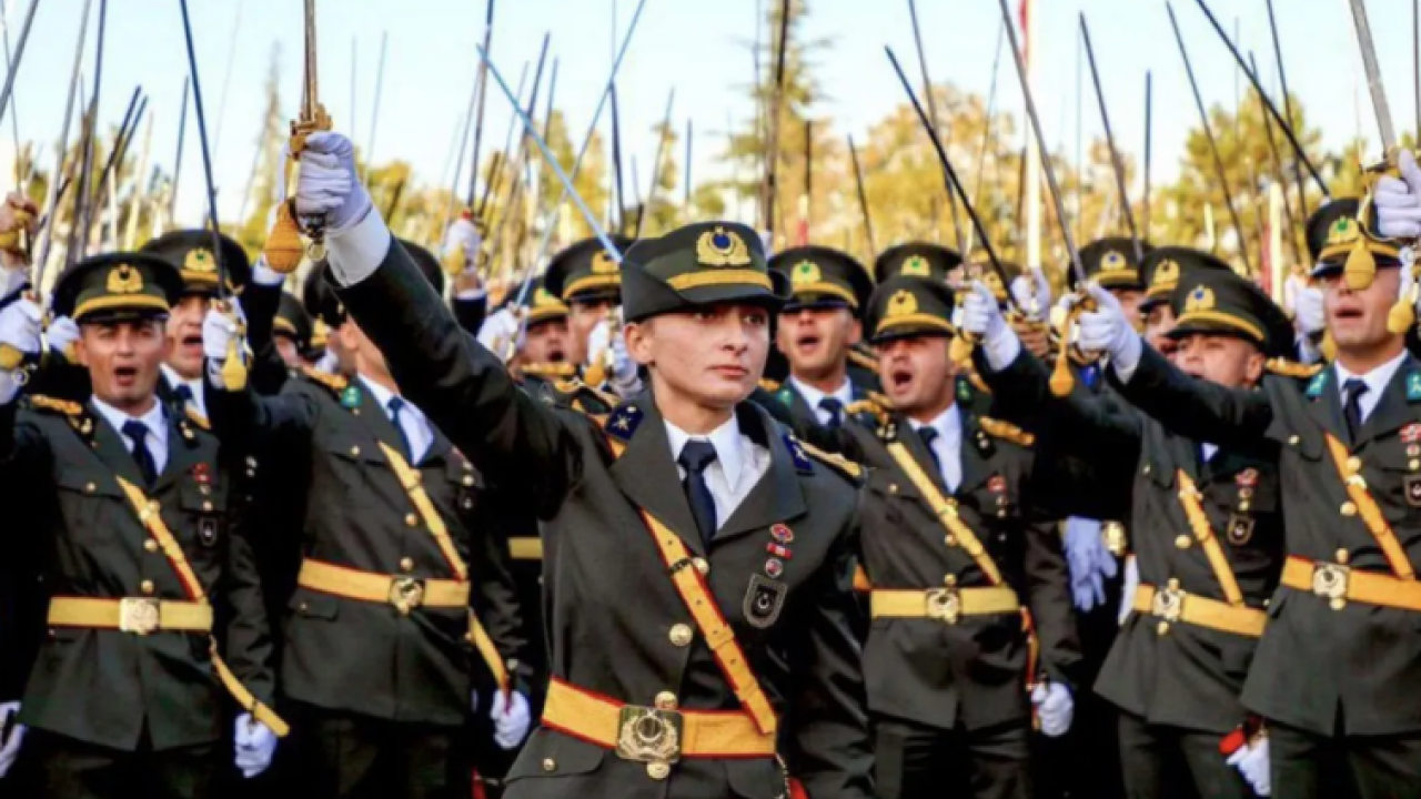 Darbeci abilerine özenip TSK’dan kovulan Ebru Eroğlu’nun son hali gündem oldu