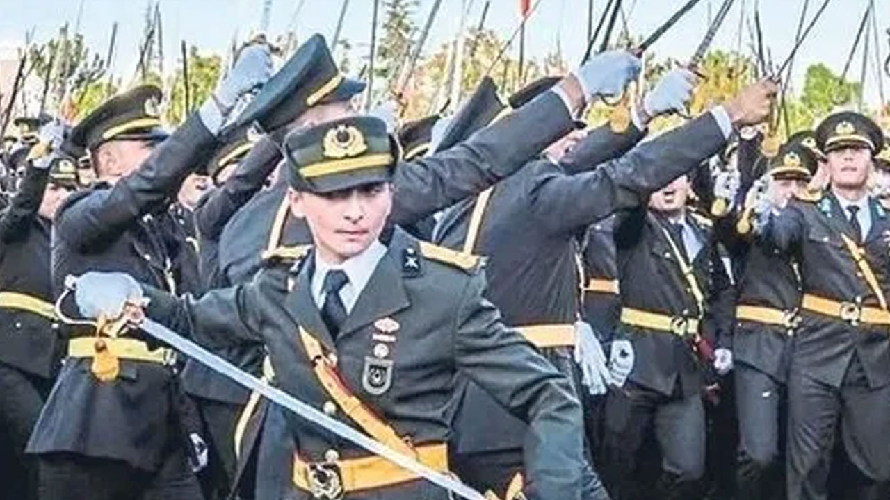 Foto - Darbeci abilerine özenip TSK’dan kovulan Ebru Eroğlu’nun son hali gündem oldu