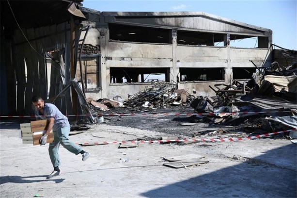Foto - Darbeciler bombalarla fabrikayı kül etti