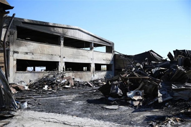 Foto - Darbeciler bombalarla fabrikayı kül etti