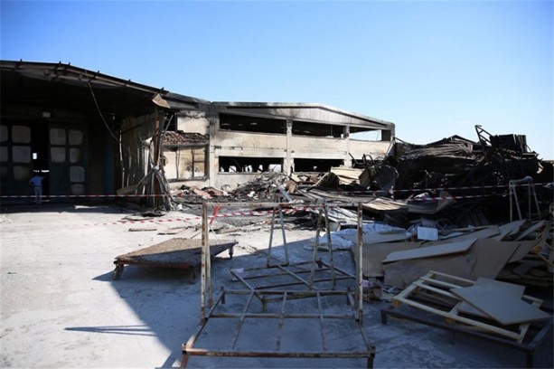 Darbeciler bombalarla fabrikayı kül etti