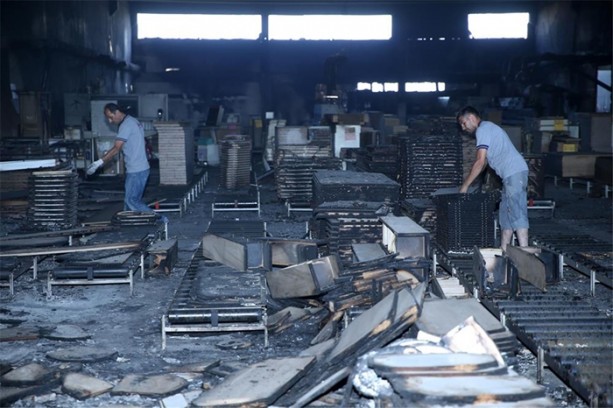Foto - Darbeciler bombalarla fabrikayı kül etti