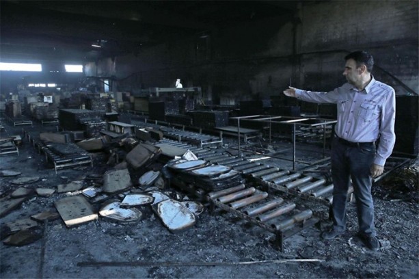 Foto - Darbeciler bombalarla fabrikayı kül etti