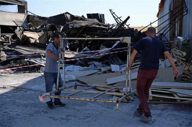 Foto - Darbeciler bombalarla fabrikayı kül etti