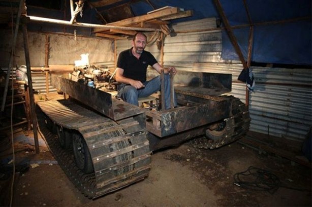  Darbecilere kızıp tank yaptı