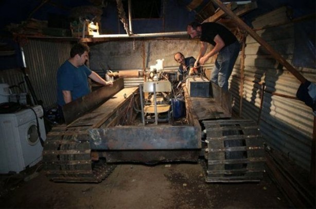 Foto - Darbecilere kızıp tank yaptı