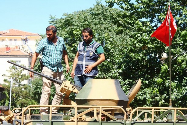Foto - Darbecilerin kullandığı ZPT aracını güvenli alana çeken Mustafa Özbey o günleri unutamıyor